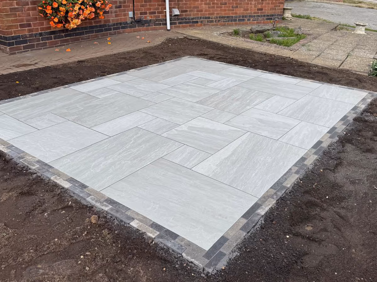 Mixed-size porcelain slabs with block paved edging - angle 1