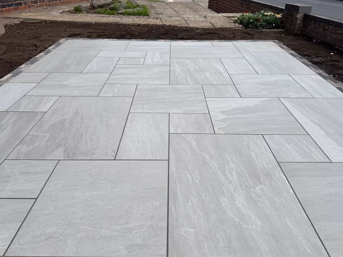 Mixed-size porcelain slabs with block paved edging - angle 2