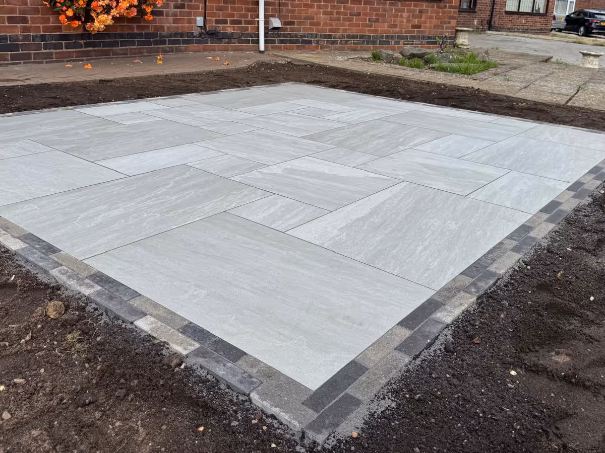 Mixed-size porcelain slabs with block paved edging - angle 5