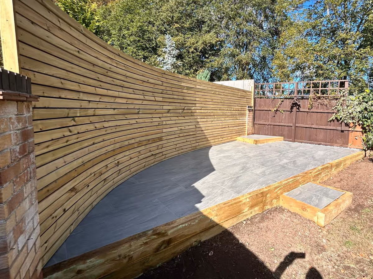 Porcelain slabs with sleeper retainers and Venetian-style screening fence. - angle 2