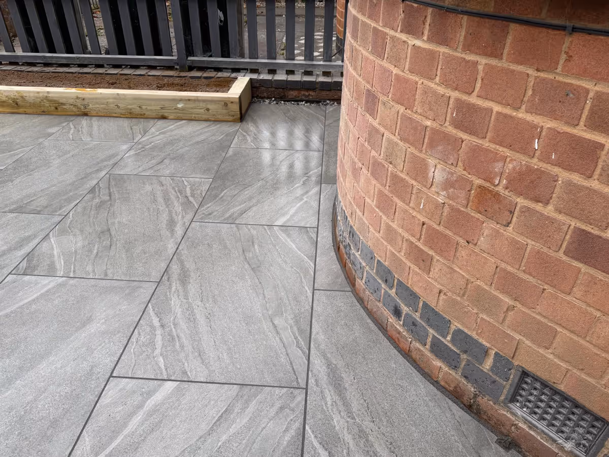 Light grey porcelain with sleeper retainers - angle 2