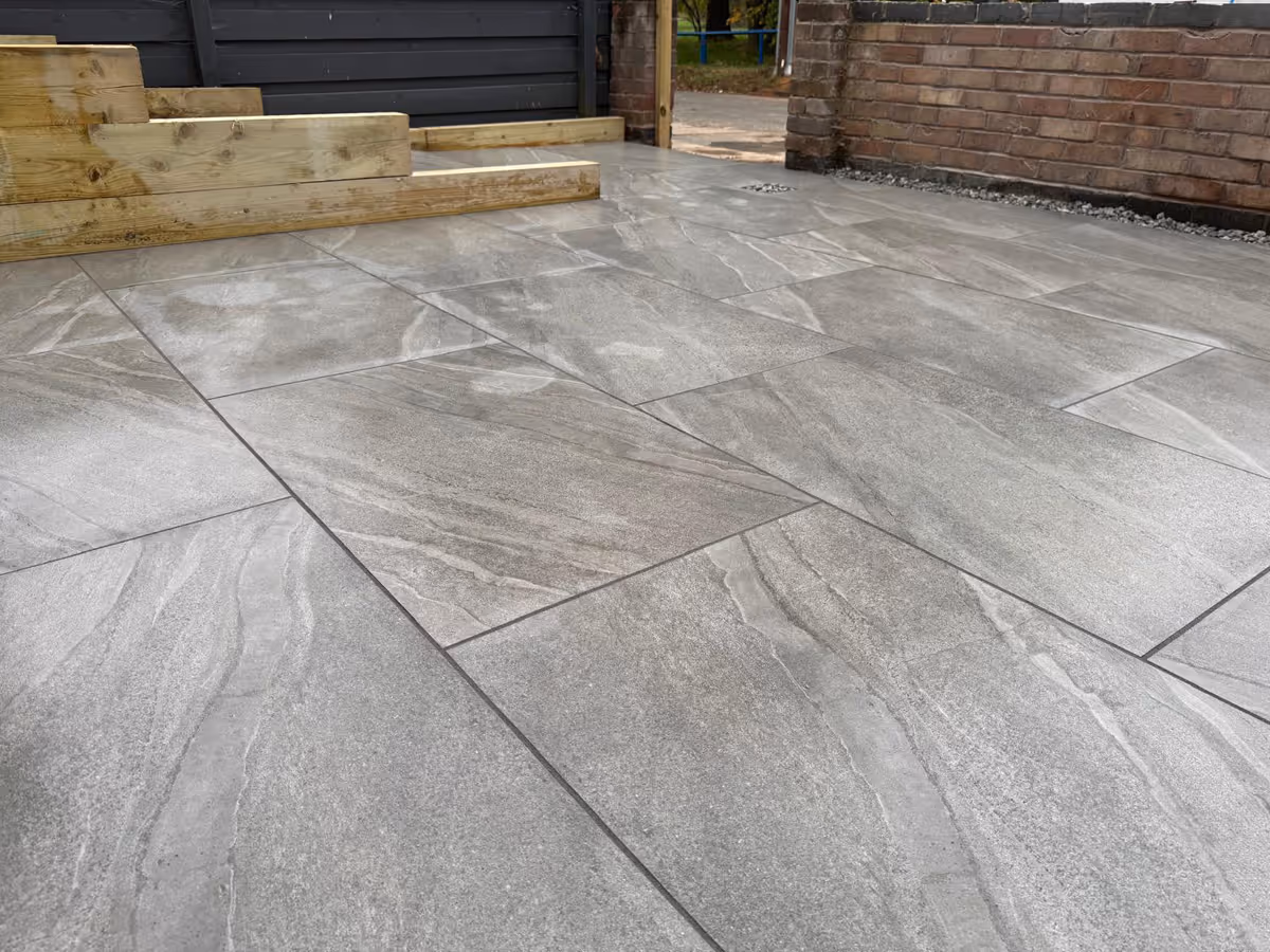 Light grey porcelain with sleeper retainers - angle 6