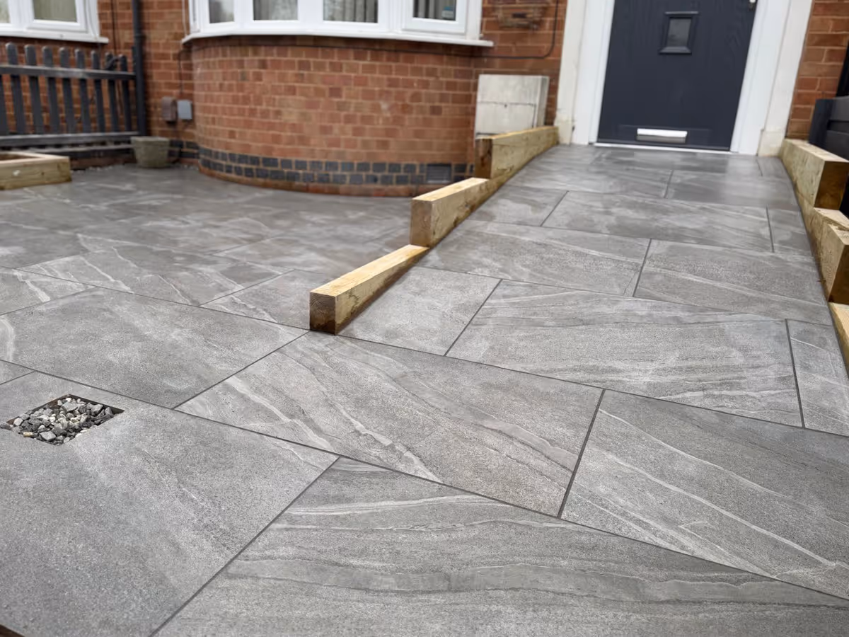 Light grey porcelain with sleeper retainers - angle 3