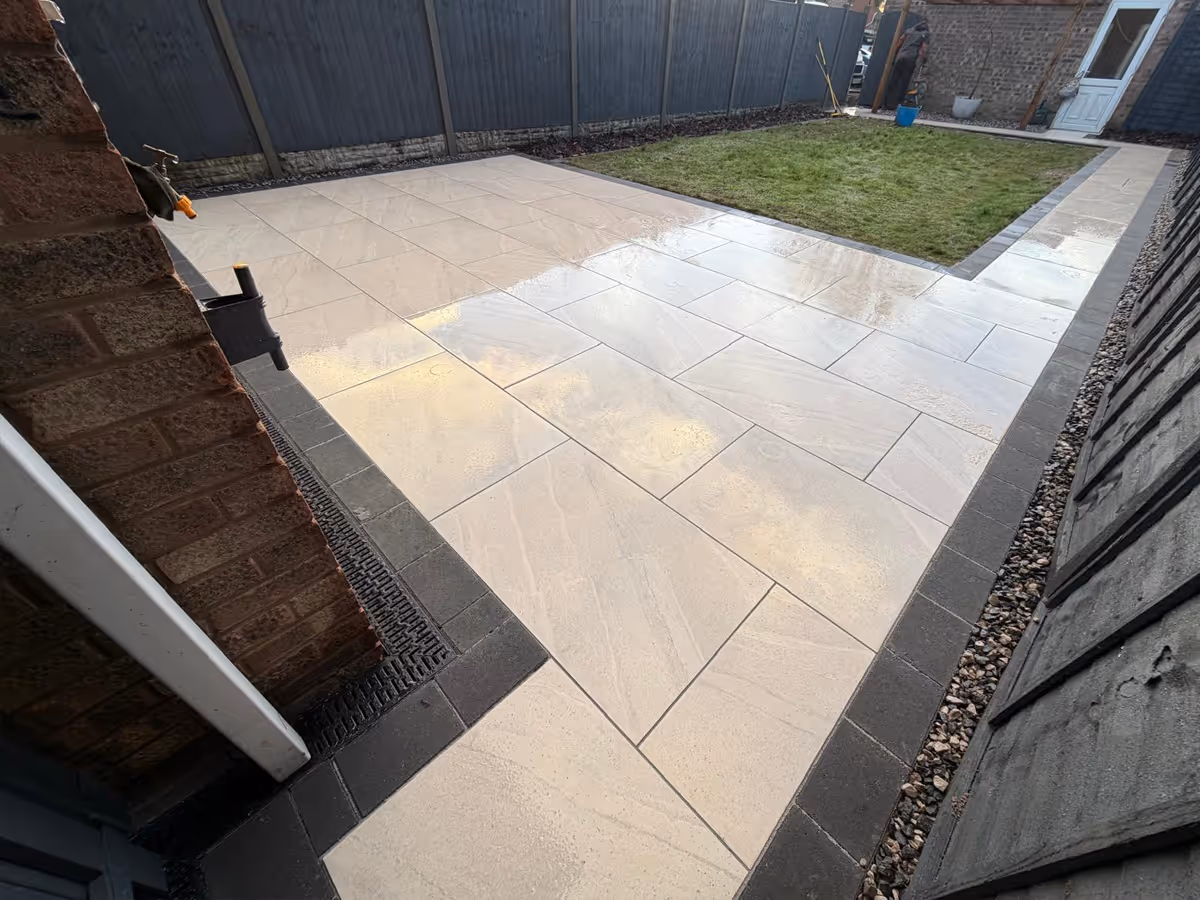 Porcelain patio with pencil edge paving
