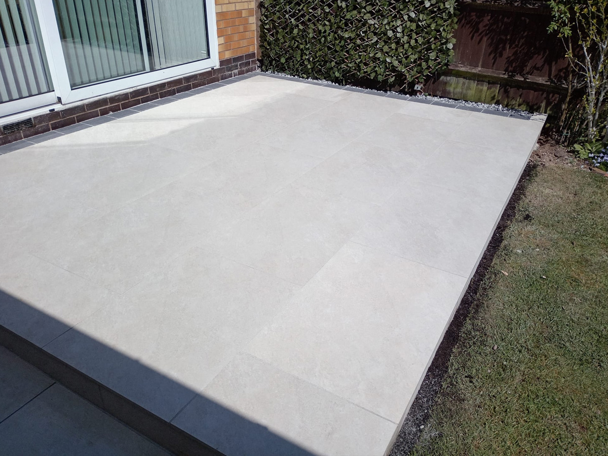 Porcelain patio with pencil edge paving