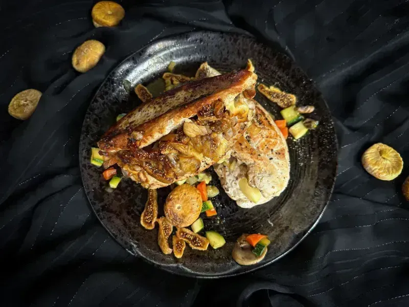 Photo d’une portion d’escalope de poulet fourrée au brie et aux figues, dont une portion contient 46 g de protéines pour 381 kcal.