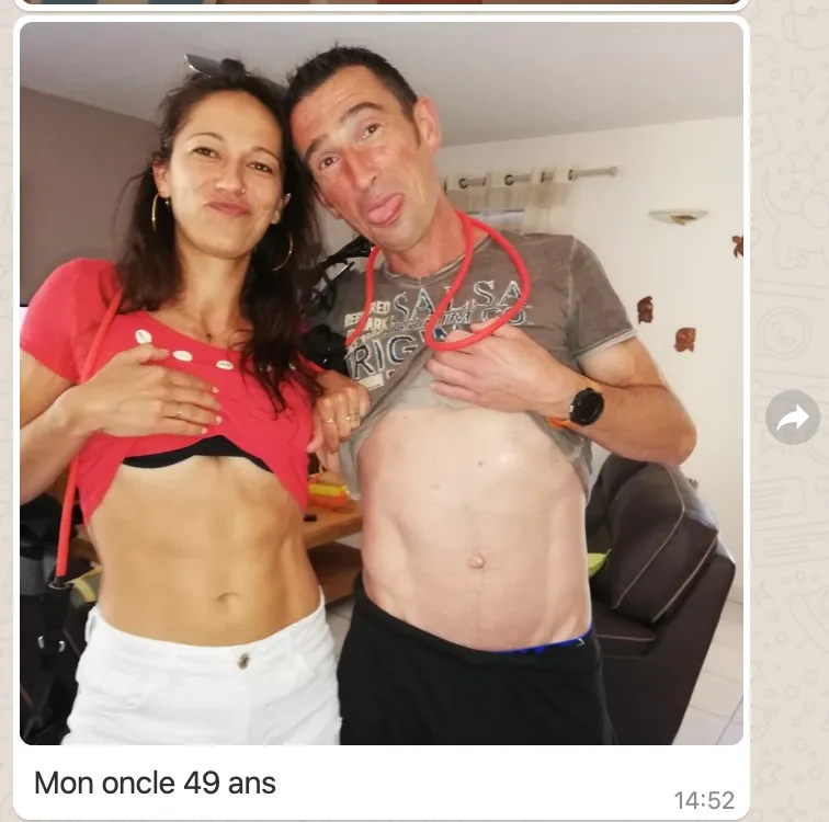 Corps de femme aux muscle dessinés avec les abdos visibles