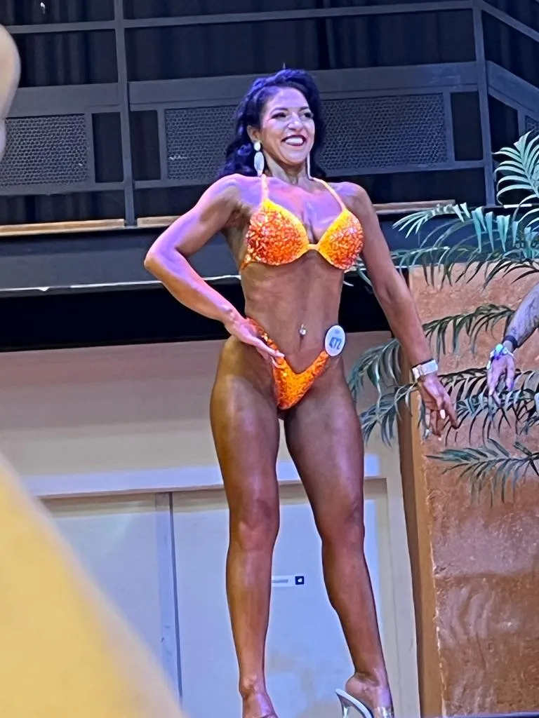 Corps de Femme musclée de Melissa sur scène, lors de sa première compétition bikini fitness musculation