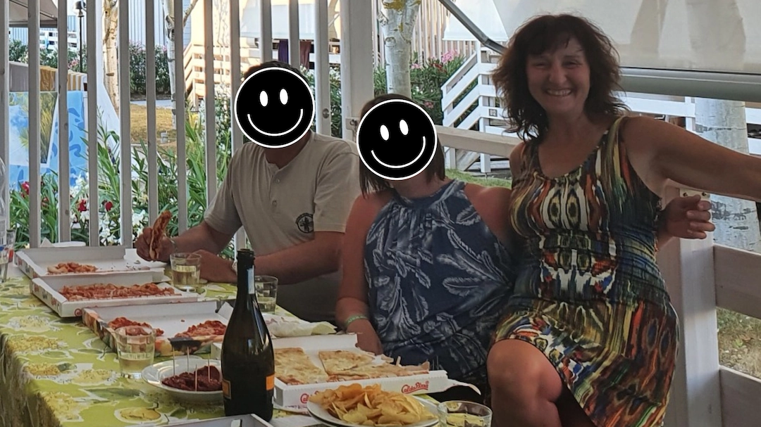 Corps d'une femme qui témoigne avoir pris du poids au niveau du ventre à la ménopause.