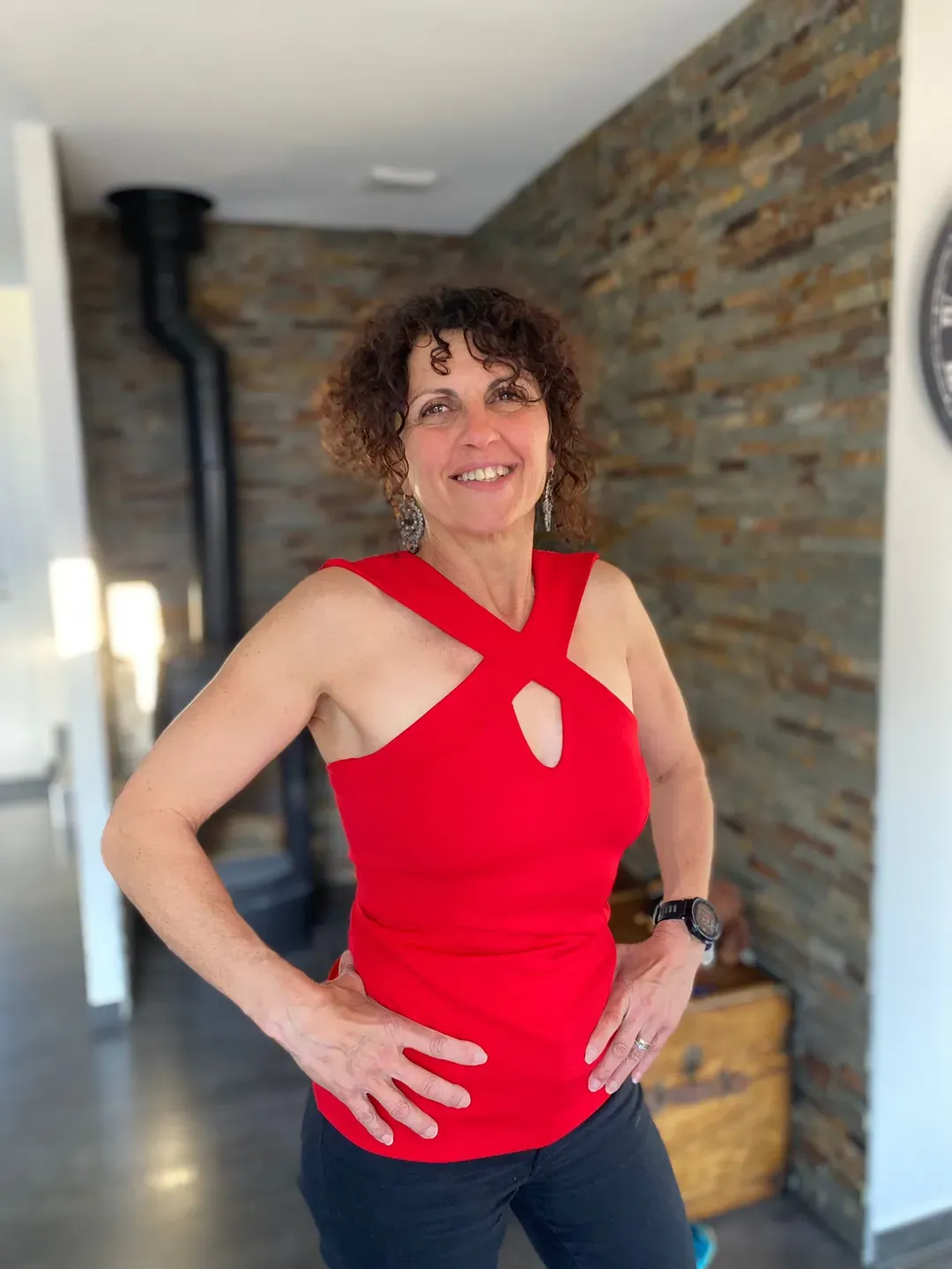 Une photo de Isabelle dans une tenue la mettant en valeur après sa transformation physique post-ménopause.