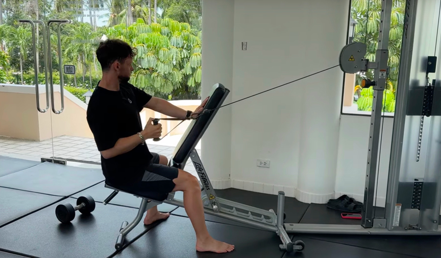 SA supported lat row : exercice de musculation à la salle de sport