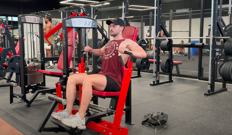 Converging Chest Press Gymleco : exercice de musculation à la salle de sport