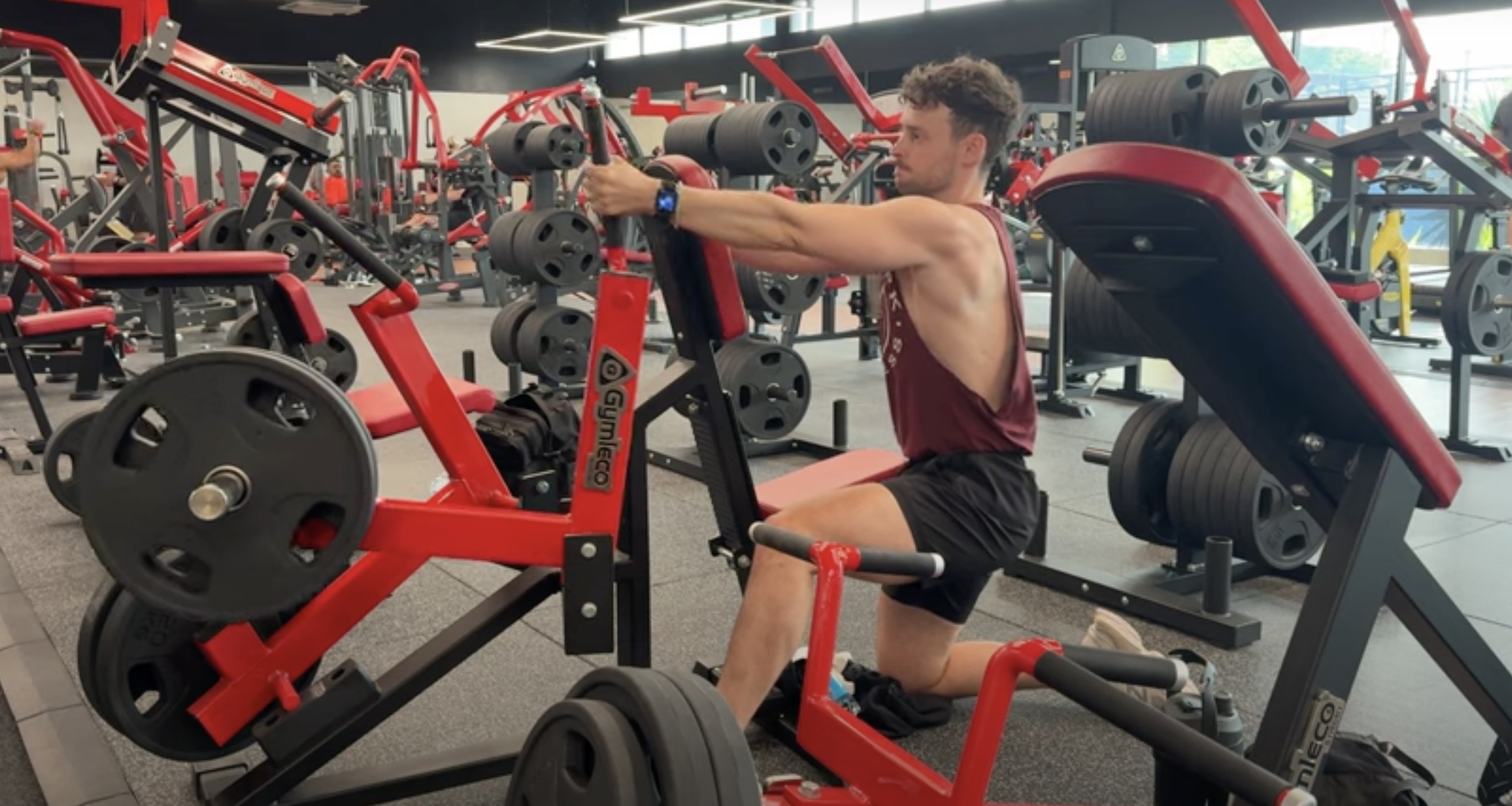 SA Modified Lat Row Gymleco : exercice de musculation à la salle de sport