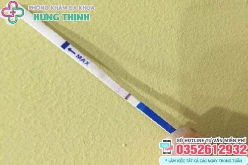 1 vạch đậm 1 vạch mờ thai đã vào tử cung chưa?