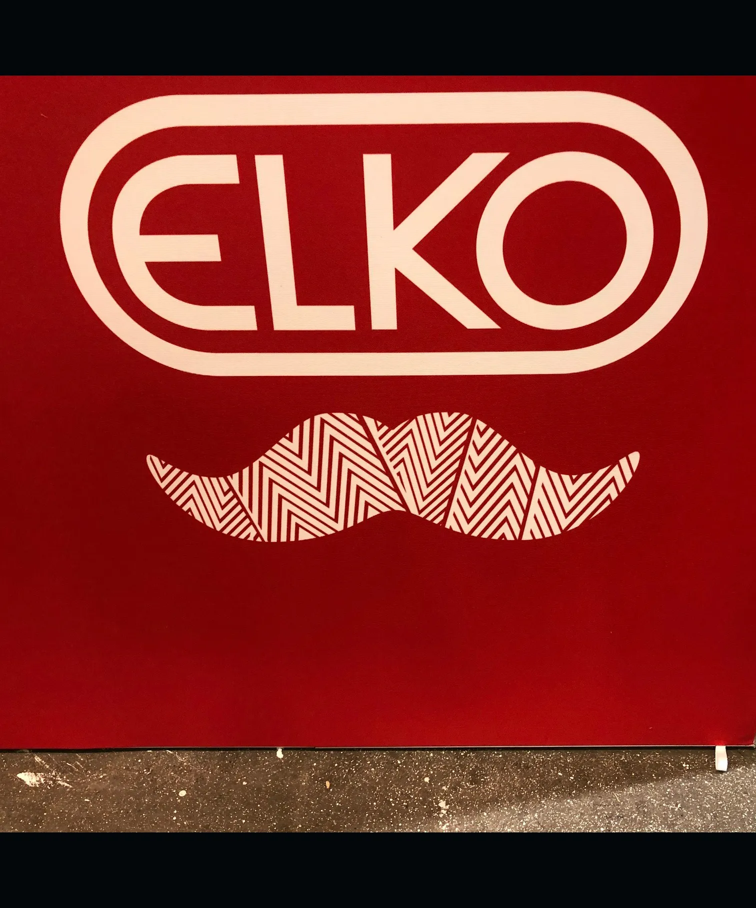 Elko säljer Mustaschpins på elmässan i Kista