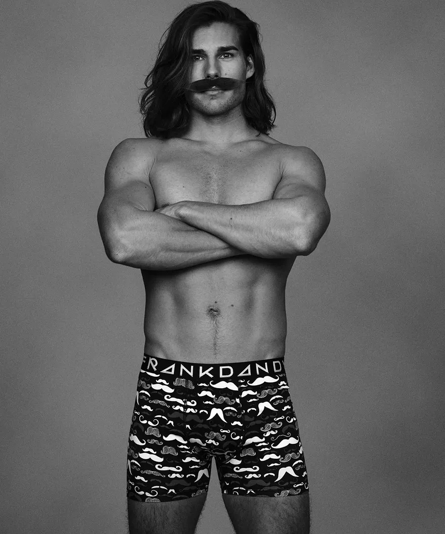 Manlig modell i mustaschkalsonger från Frank Dandy