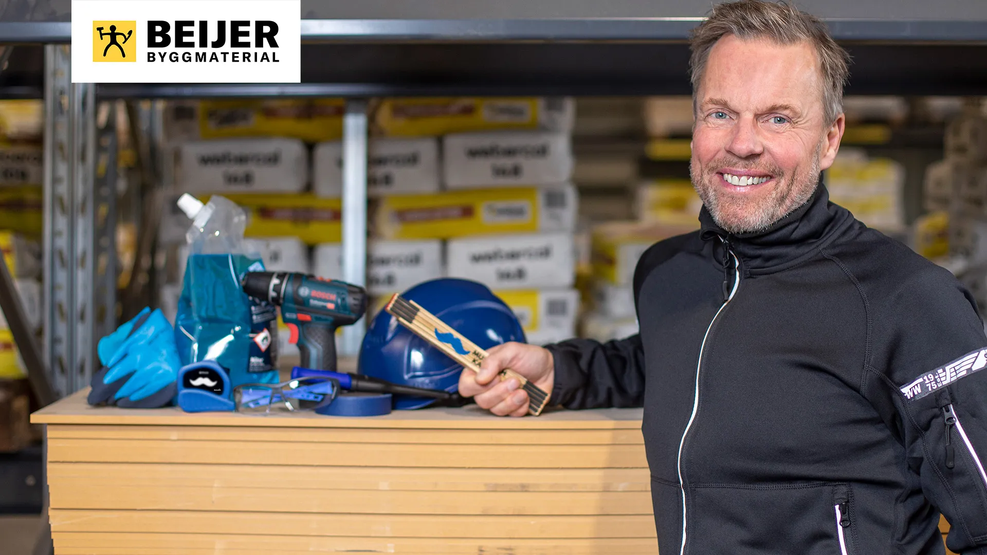 Hantverkaren Tony Jivelid och de nio kampanjprodukter som ingår i årets kampanj hos Beijer.