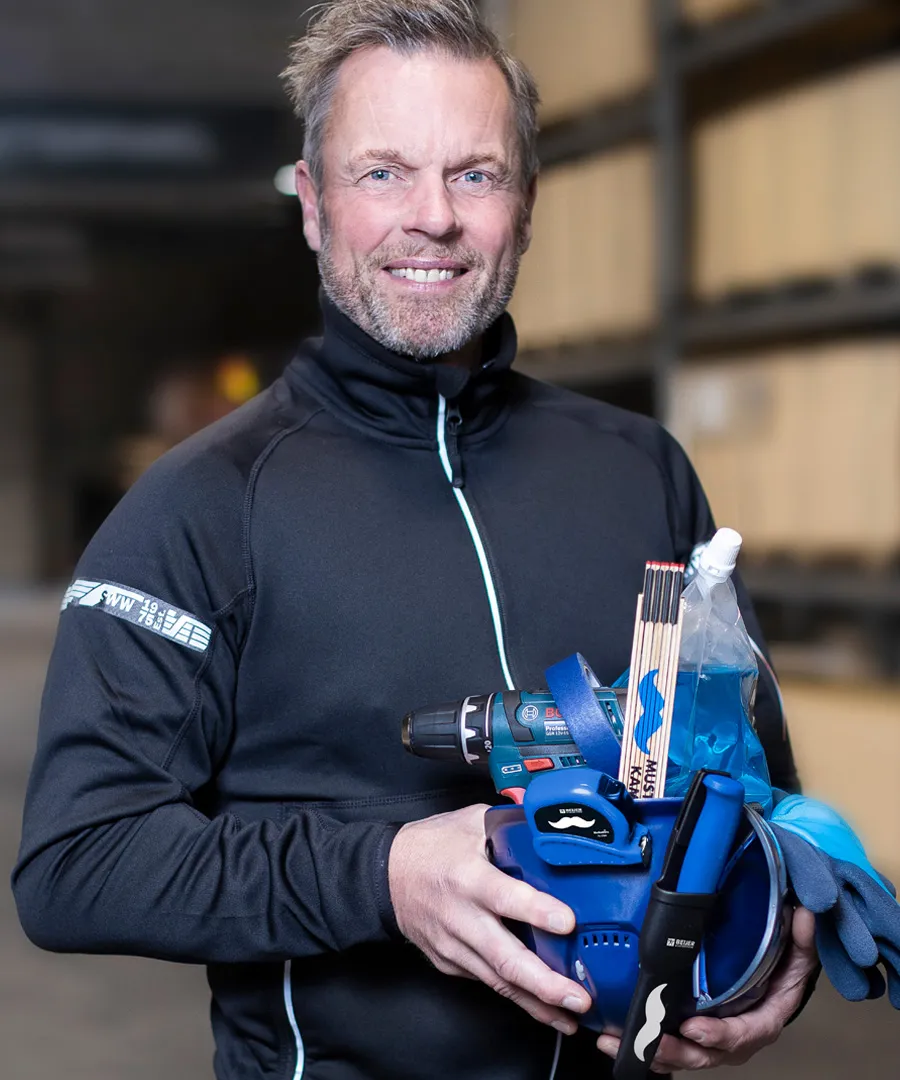 Hantverkaren Tony Jivelid och de nio kampanjprodukter som ingår i årets kampanj hos Beijer.