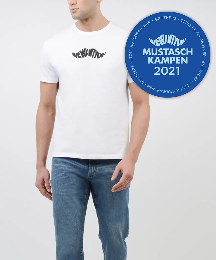 Man med vit t-shirt med Mustaschkampens symbol på bröstet