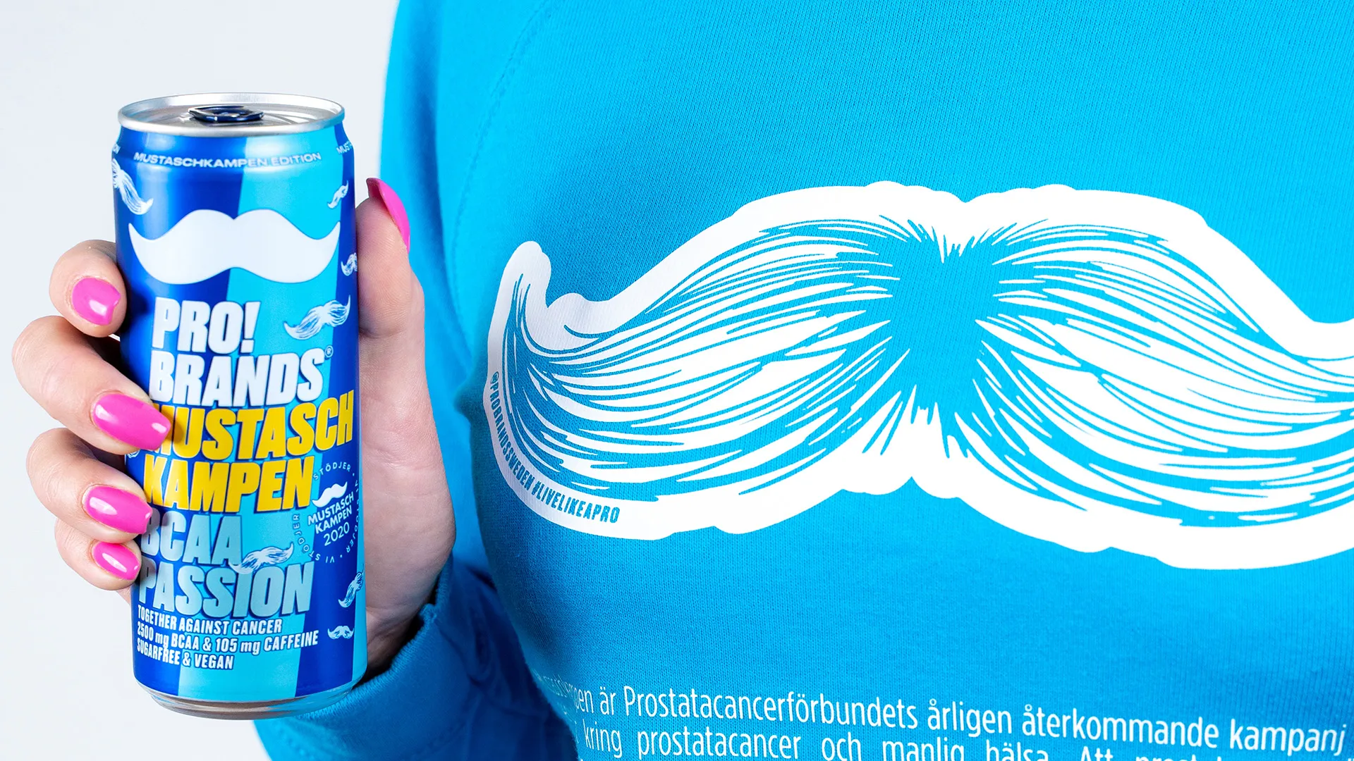 Tjej håller en burk med Mustaschkampendryck i ena handen