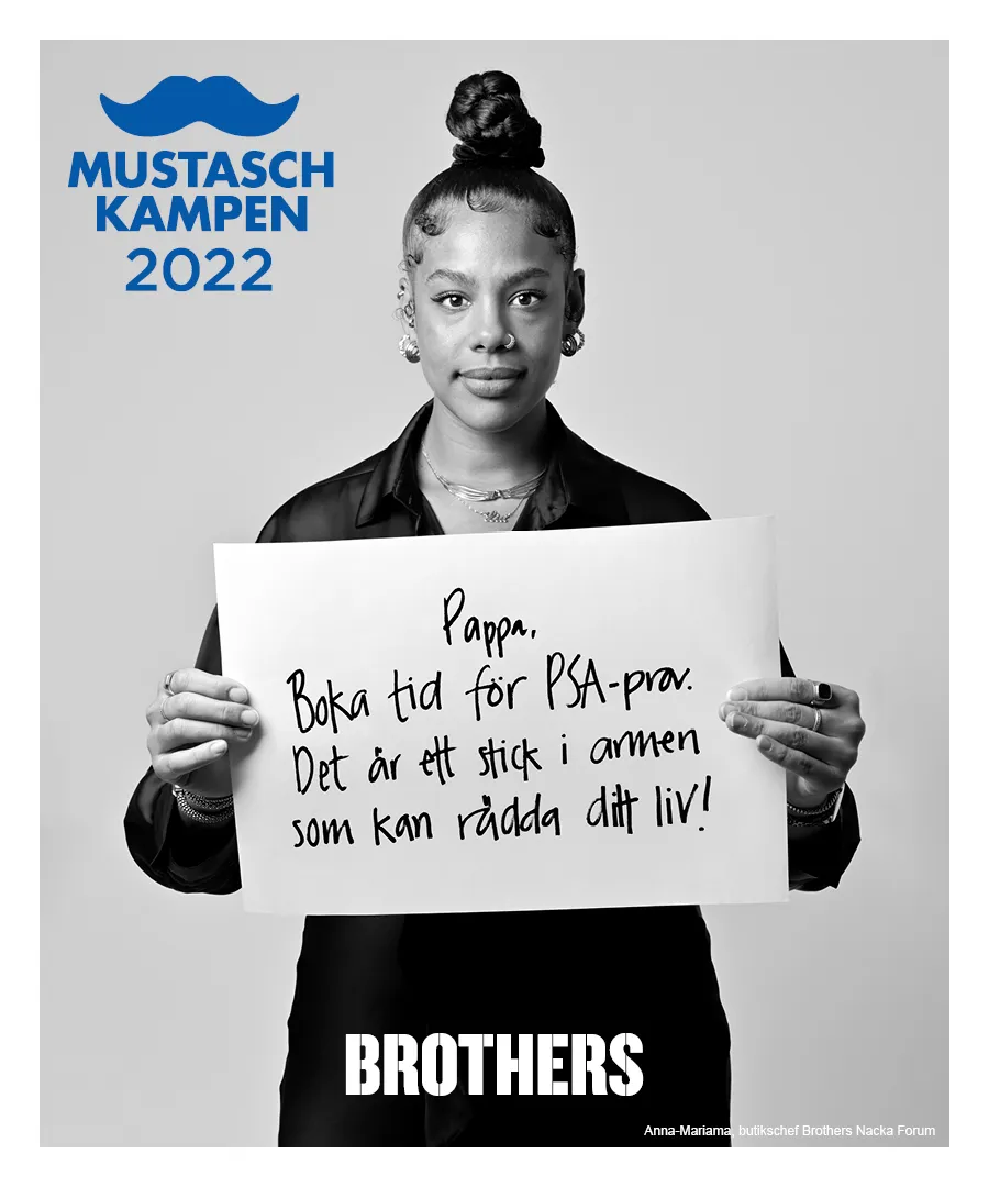 Ung tjej håller upp en skylt med en uppmaning till sin pappa att ta PSA-prov.