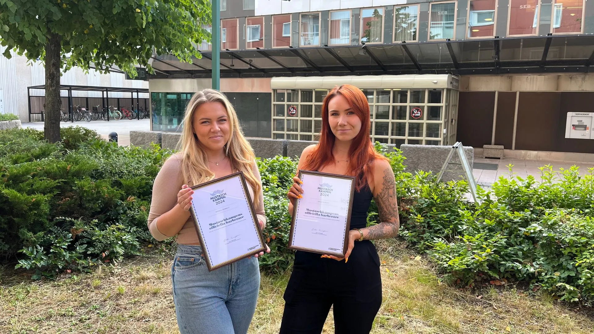 Nathalie och Emelie med sina diplom 