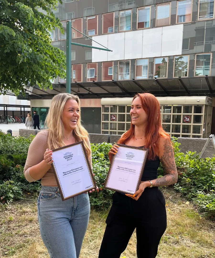 Bild på Nathalie och Emelie som är våra offciella barberare 