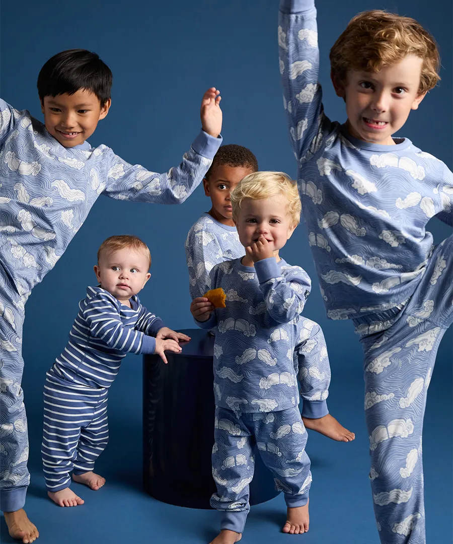 Barn iklädda pyjamas med moninspirerande mustascher