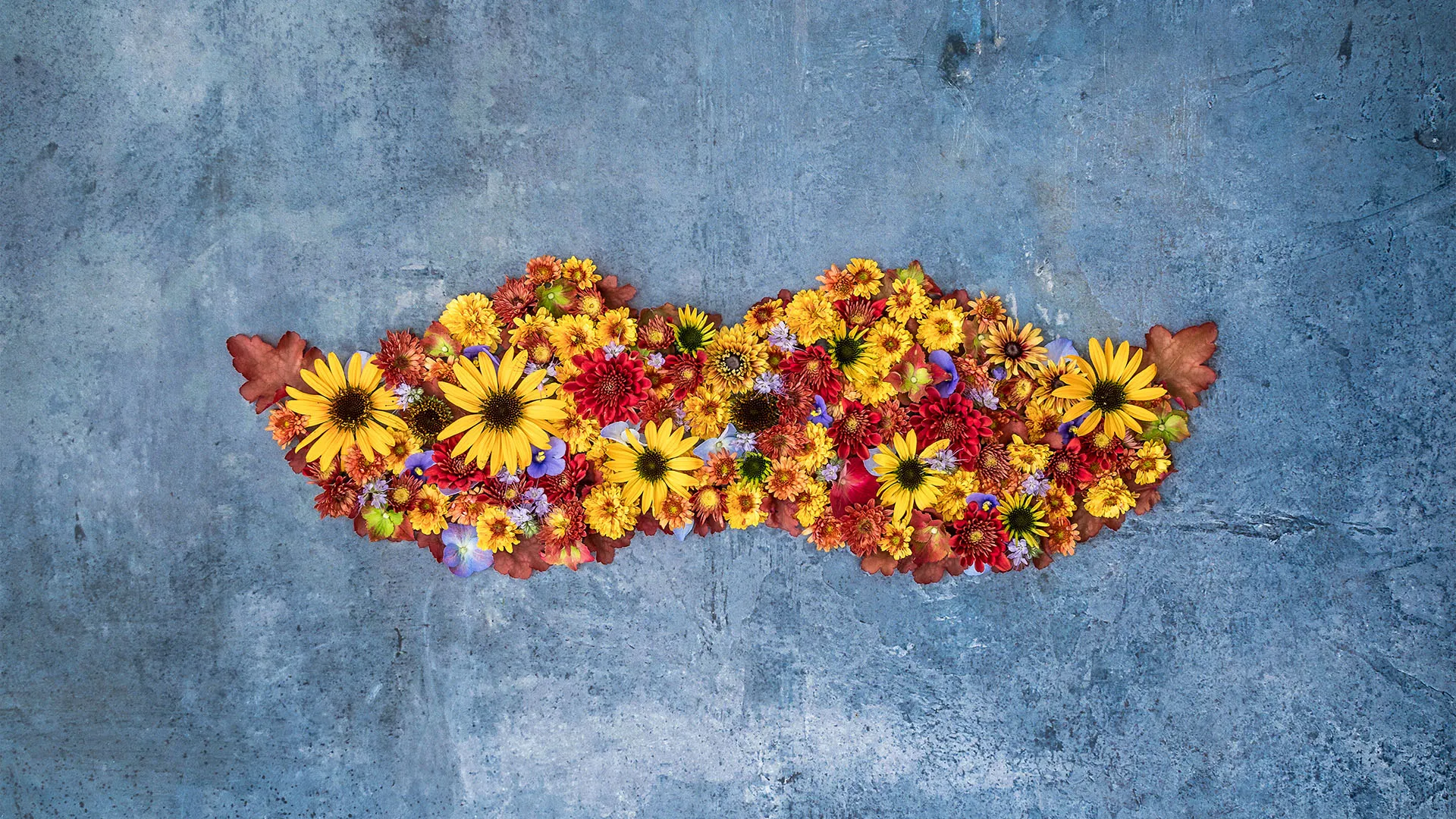 Blommor formade till en stor blomstermustasch