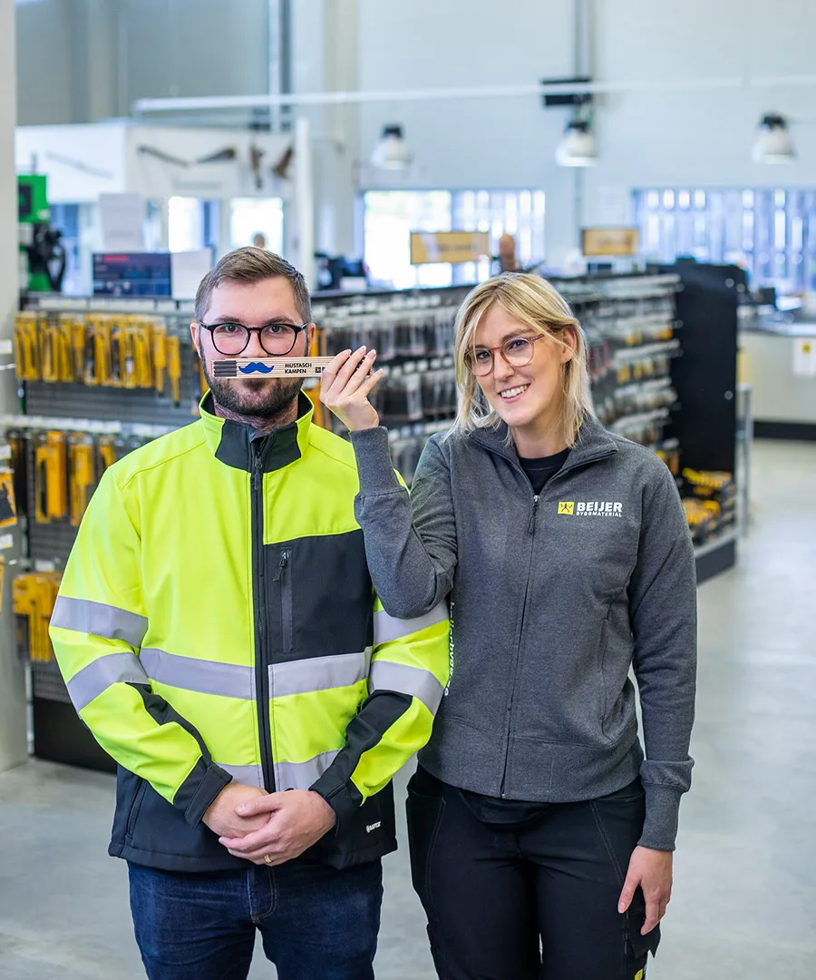 Två medarbetare från Beijer inne i en bygghandel