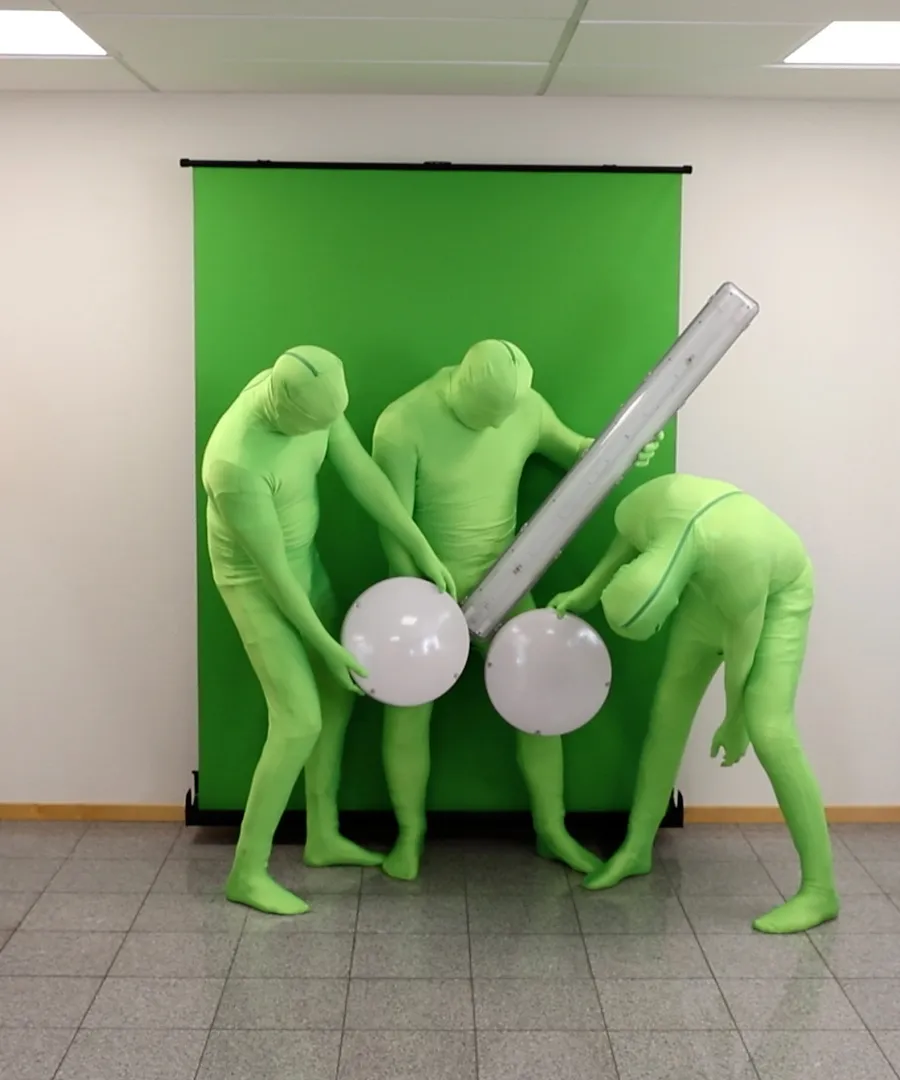 Tre män klädda i grön kroppsstrumpa mot en grön greenscreen-skärm