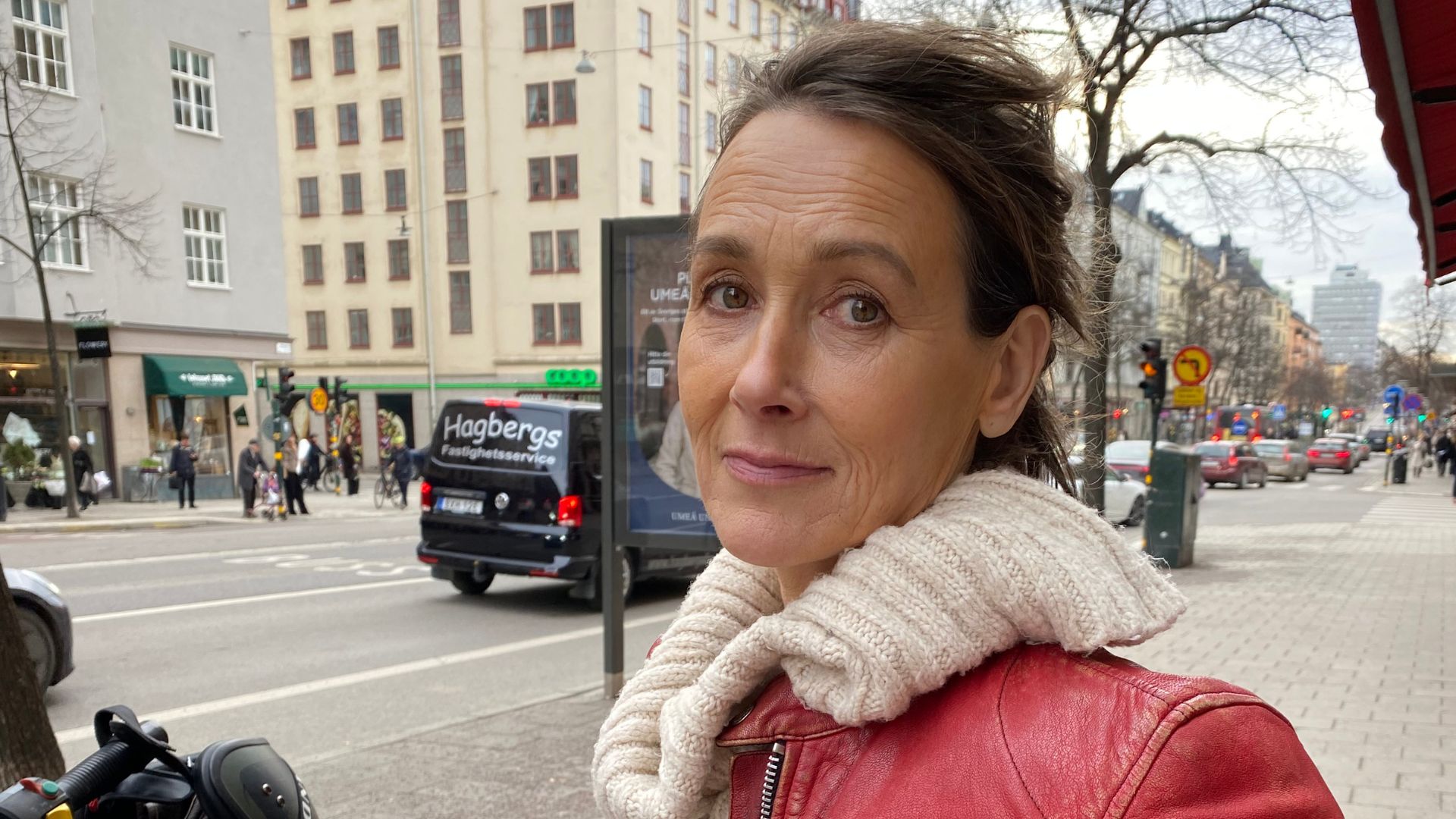 Bild på Catrine när hon sitter på sin motorcykel