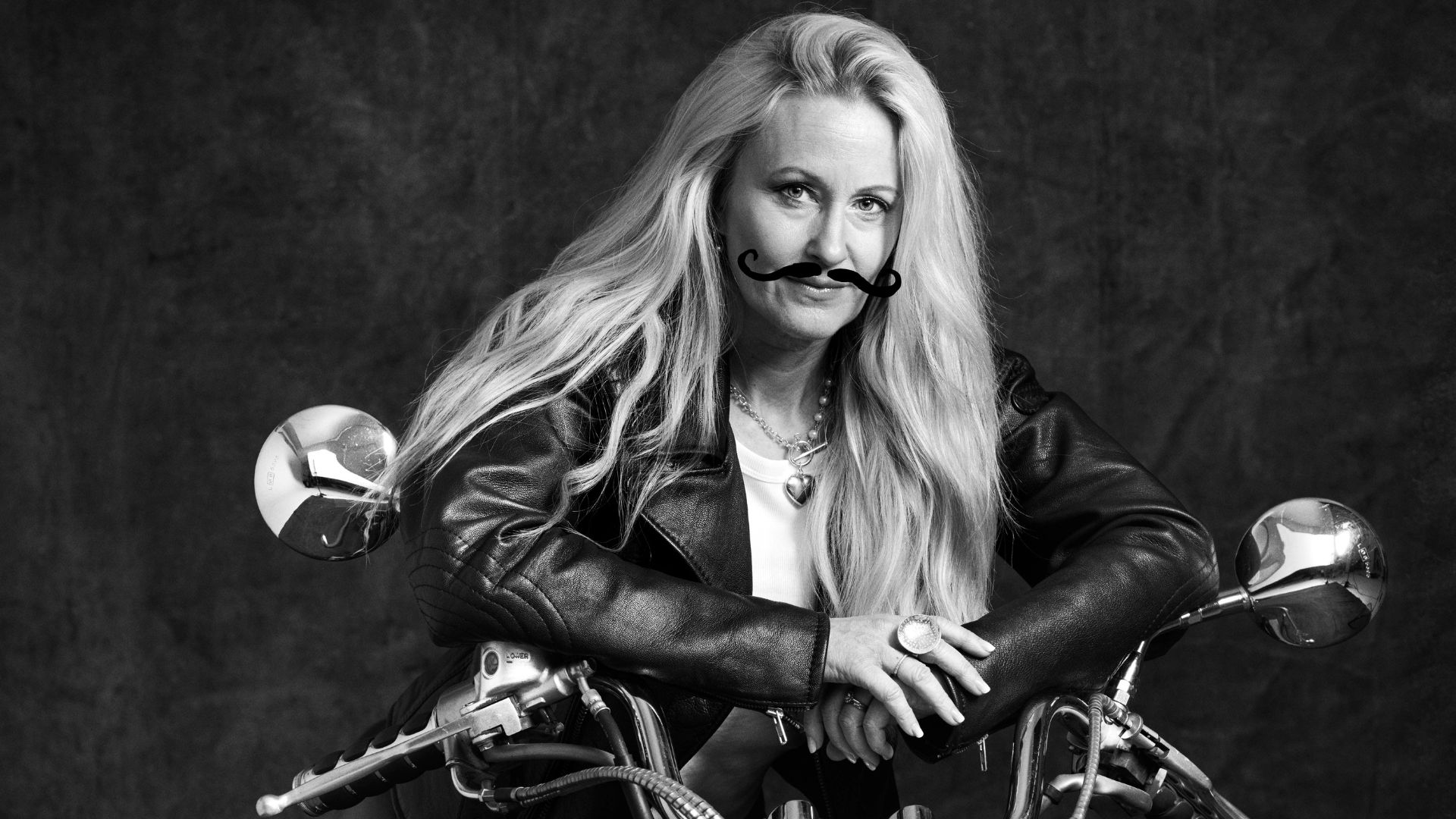 Amanda Egilson Hallgren på sin motorcykel