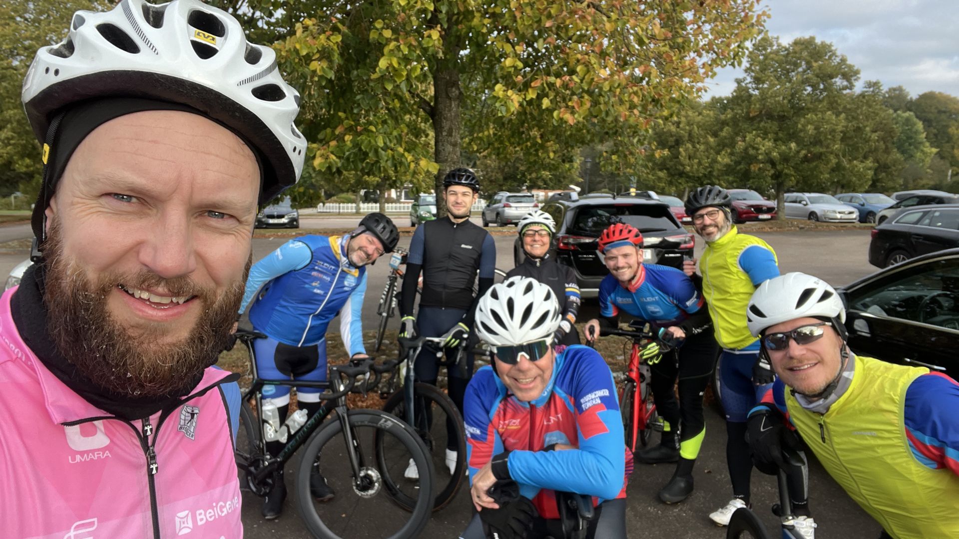 Härliga cyklister som njuter av Backsafari Hallandsåsen