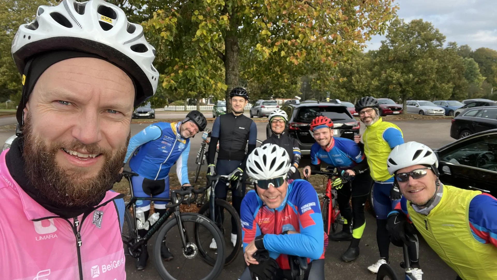 Härliga cyklister som njuter av Backsafari Hallandsåsen