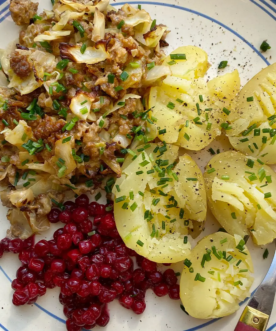 Bild på Siri Barjes recept Gräddig kålpudding med spetskål och rårörda lingon