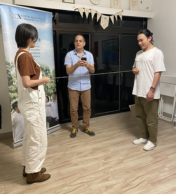 不偏不倚的力量：在極端時代練習「中庸」