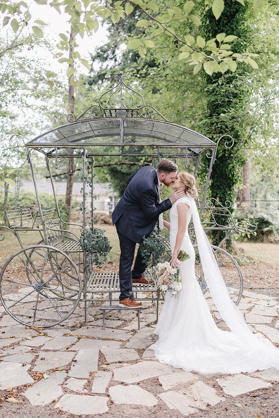 bride and groom carriage photo shoot