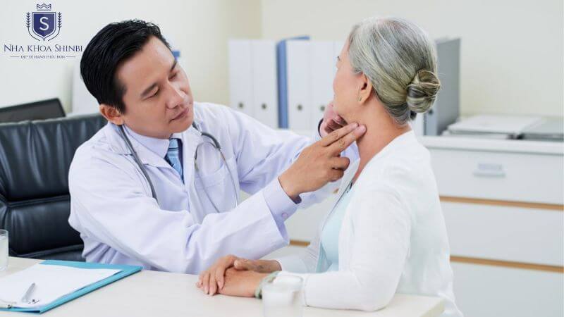 Bác sĩ khám và tư vấn về tình trạng của răng