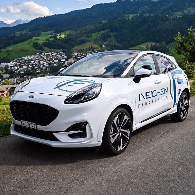 Fahrschule Ineichen - Fahrschule Luzern - Modernes Fahrschulauto Ford Puma
