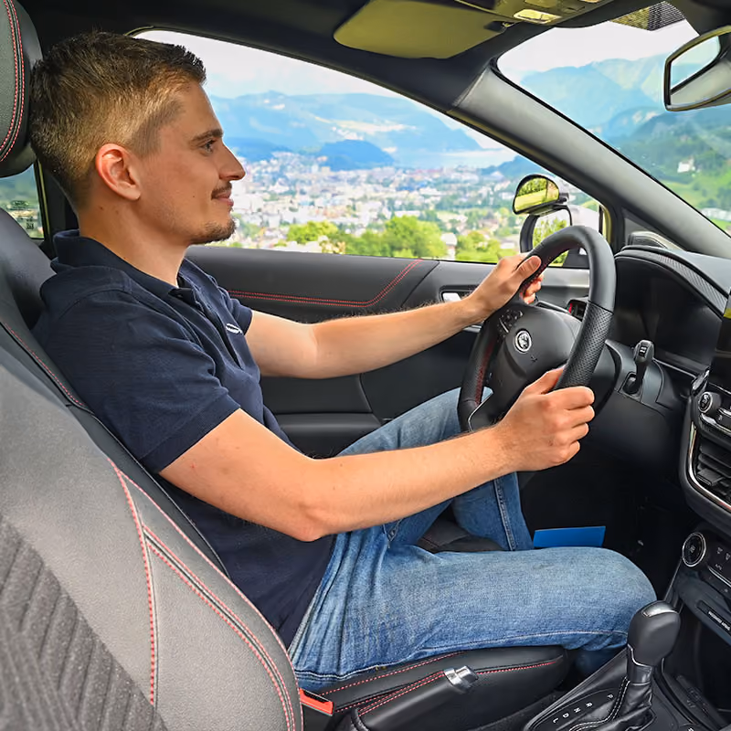 Fahrschule Ineichen - Fahrschule Luzern - Glücklicher Fahrlehrer Sandros Petrou der Fahrschule Ineichen Luzern