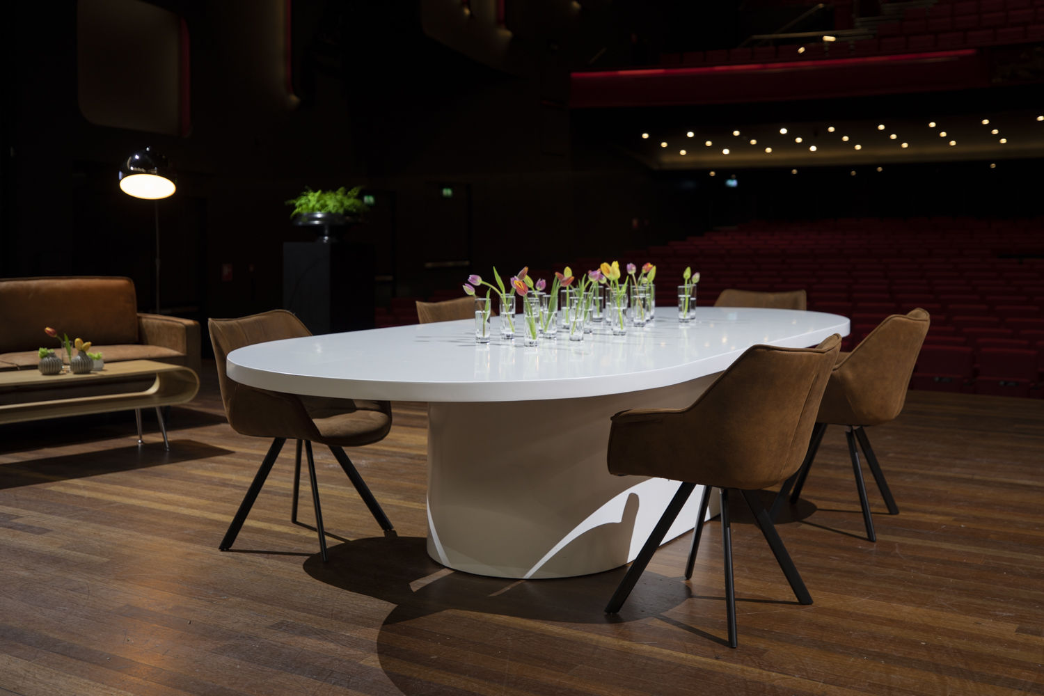 Ovalen vergadertafel tot 14 personen — zijaanzicht maatwerk ovale tafel voor vergadering of debat door Delight Eventdesign