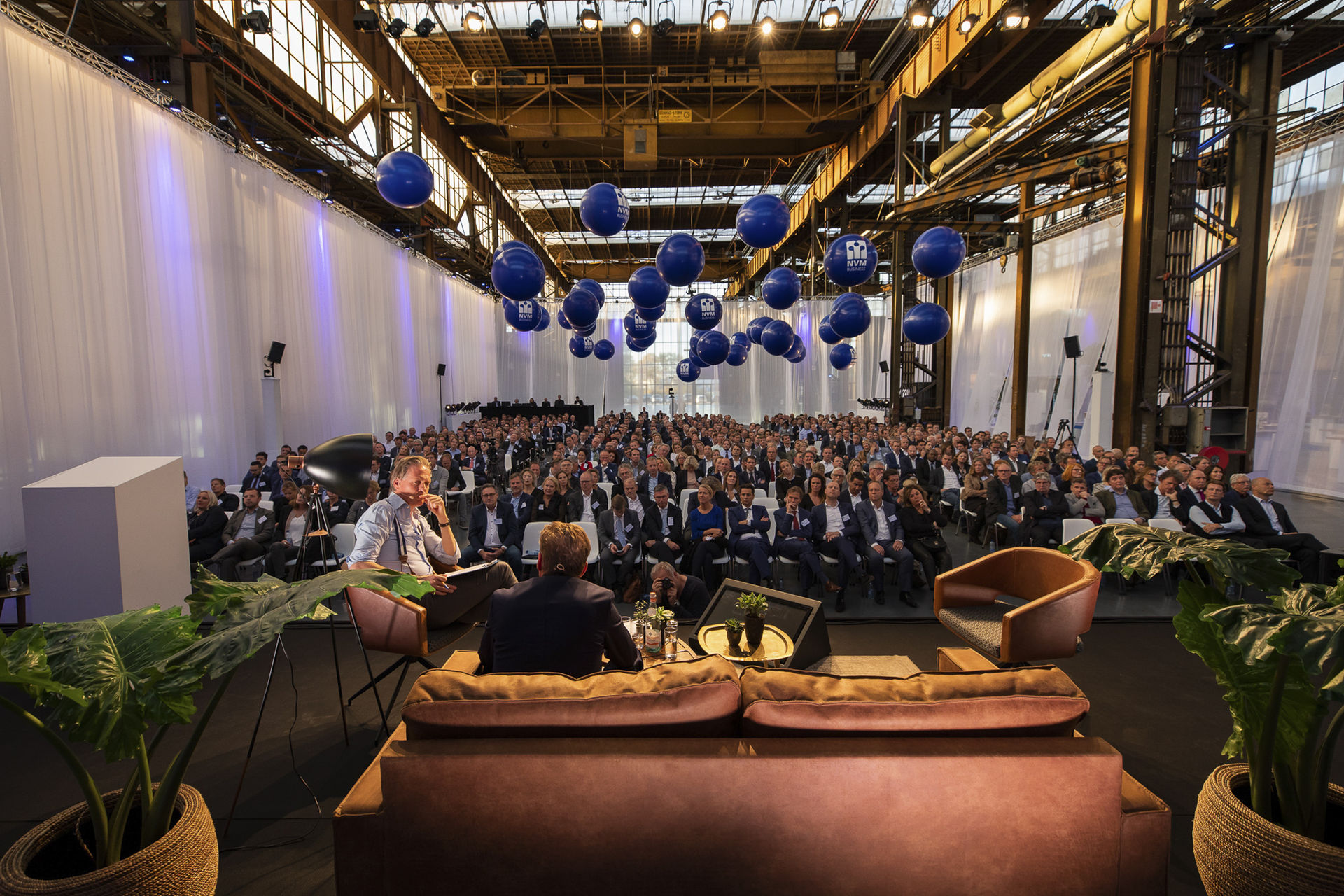 Huiskamersetting — sfeerimpressie lounge inrichting voor event door Delight Eventdesign
