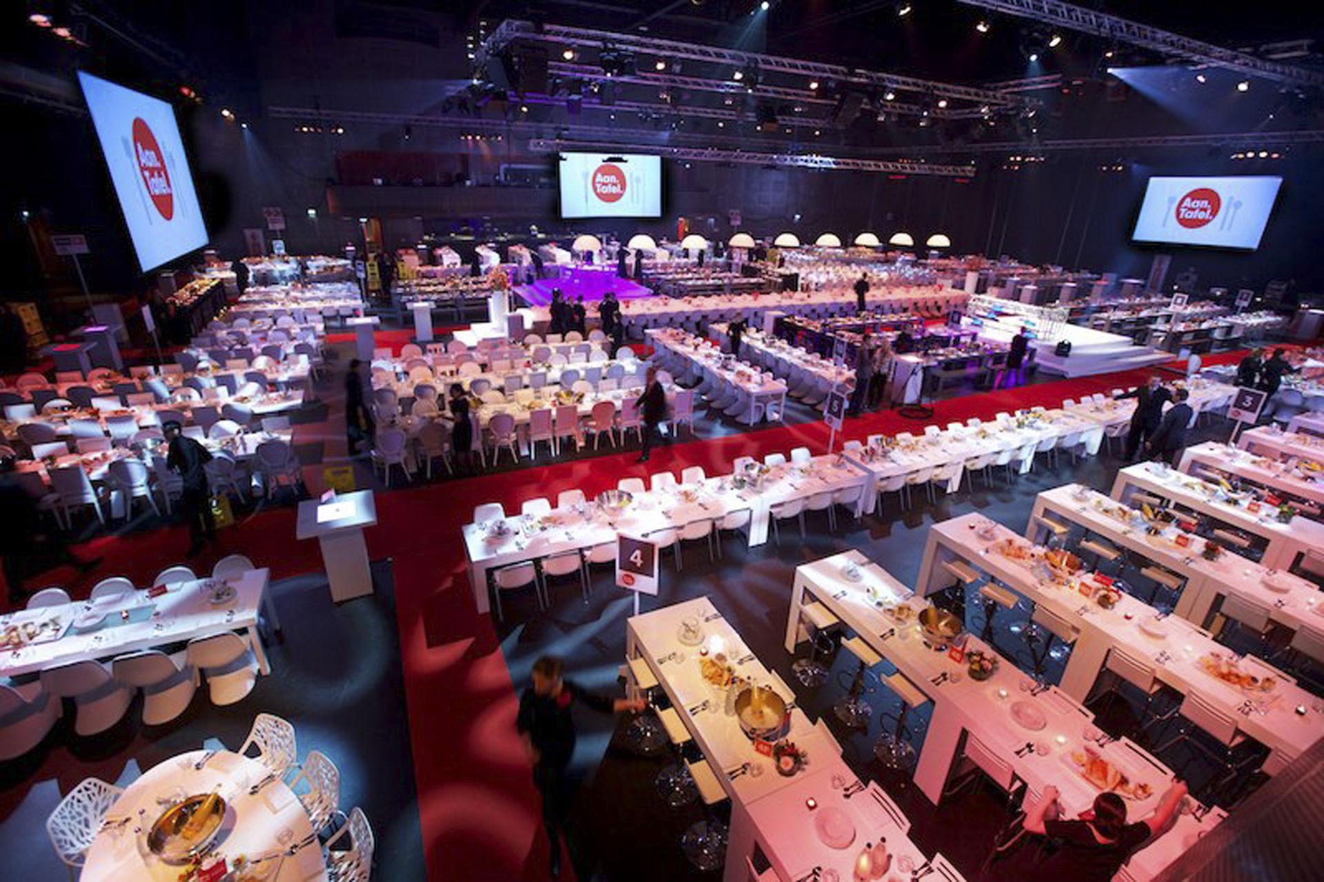 N-Sign — overzicht branded lichtinstallatie voor groot evenement door Delight Eventdesign