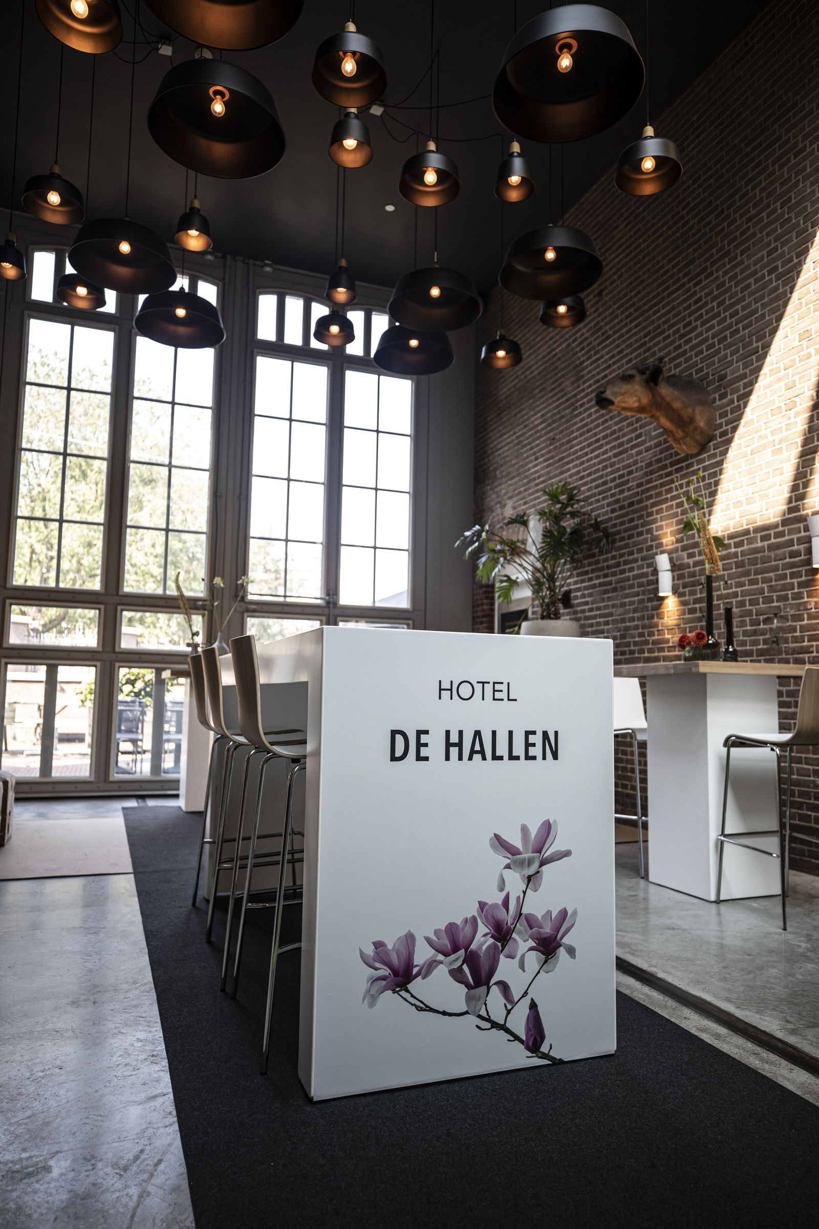 Hotel de Hallen — dinetafelopstelling in sfeervolle industriële zaalruimte door Delight Eventdesign