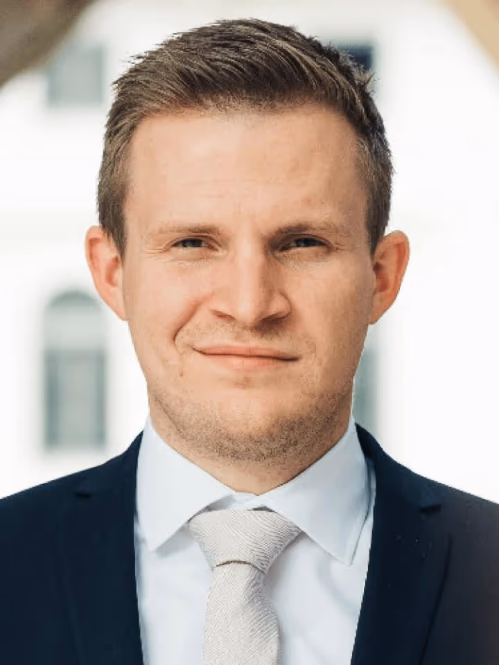 A photograph of the person whose testimonial it is.