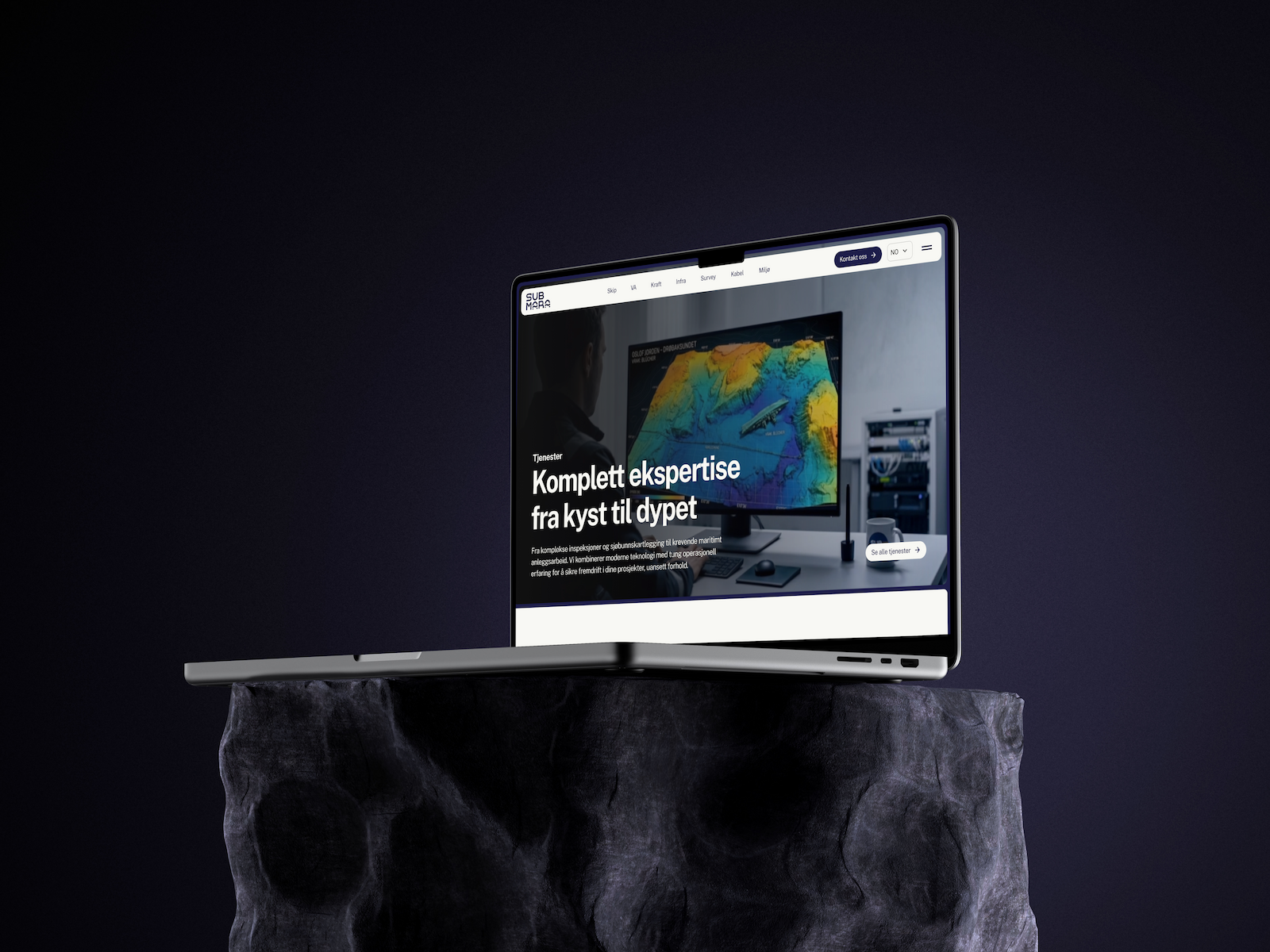 Submara-nettside på MacBook Pro på steinpiedestal