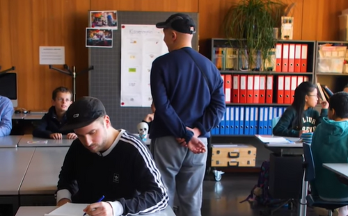 So bringt Luuk einem Journalisten das Rappen bei