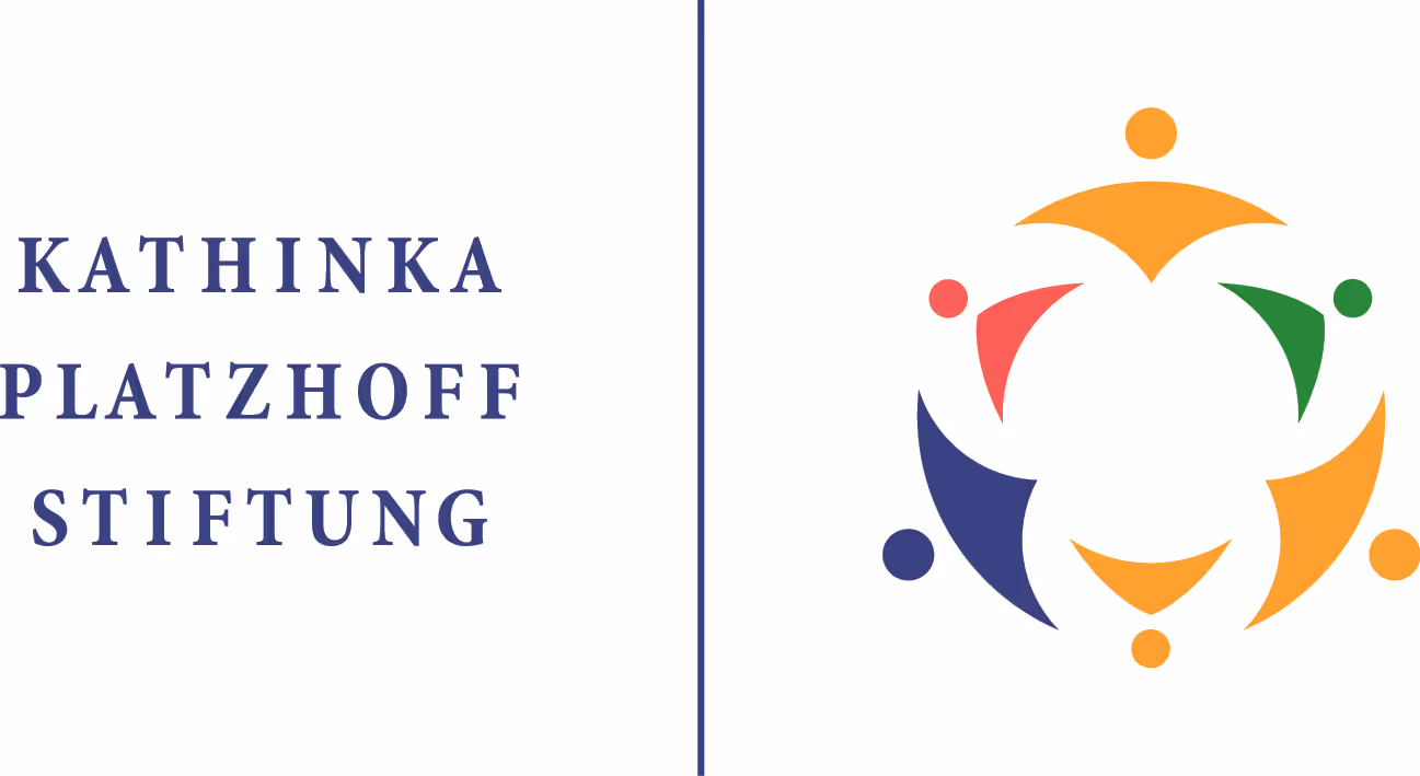 Logo der Kathinka Platzhoff Stiftung. Auf der linken Seite ist der Name der Stiftung in blauen Großbuchstaben zu sehen, auf der rechten Seite ein kreisförmiges abstraktes Design mit bunten Formen und Punkten.