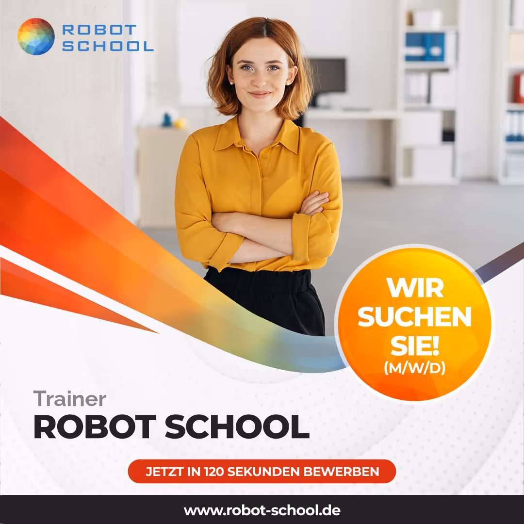 Eine lächelnde Frau mit roten Haaren steht mit verschränkten Armen in einem Büro. Das Bild wirbt für eine Trainerstelle bei der Roboterschule mit dem fettgedruckten Text Wir suchen Sie! (M/W/D) und einer Schaltfläche zur Online-Bewerbung in 120 Sekunden.